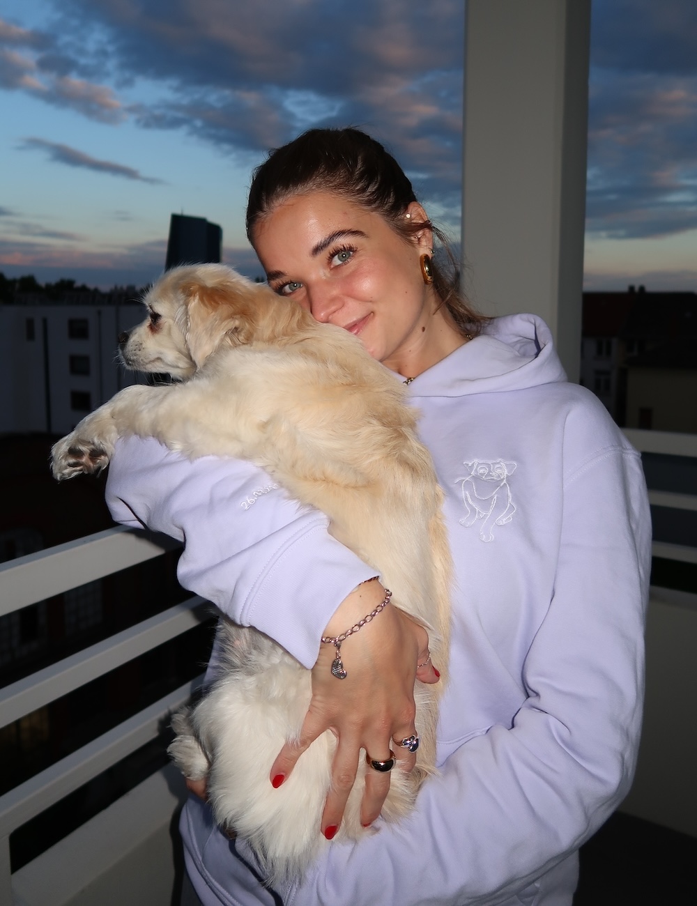 Paarse hoodie met witte hond geborduurd